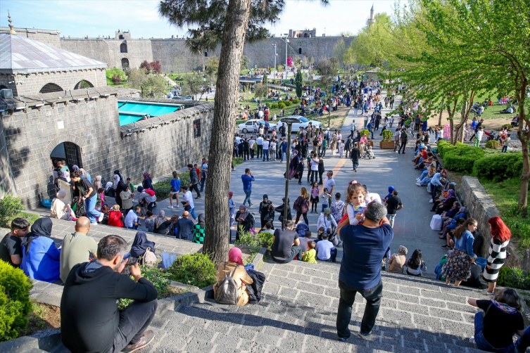 Diyarbakır bayramda 500 bine yakın kişiyi ağırladı
