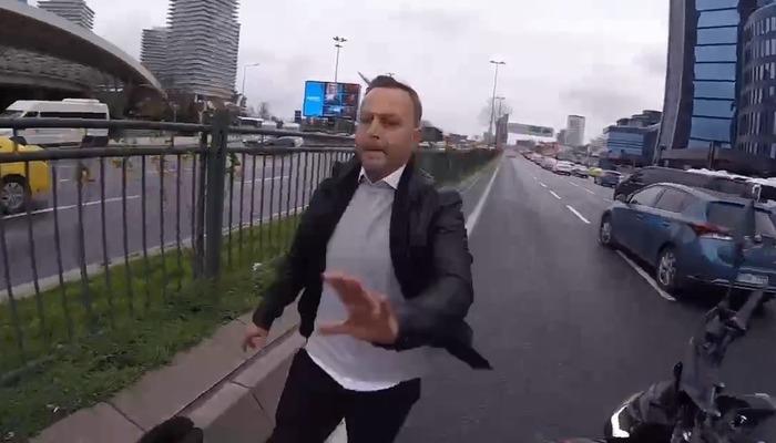 Şişli trafiğinde kornayla kavga!  Polisin yanında otomobile yumruk attı!  O anlar kask kamerasına yansıdı