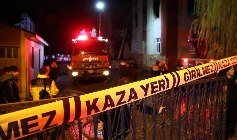 Esenyurt'ta 5 katlı binanın çatısında yangın çıktı