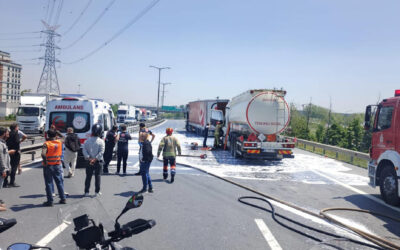 İstanbul'da trafiği durduran kaza: TEM'de Mahmutbey yönü kapandı